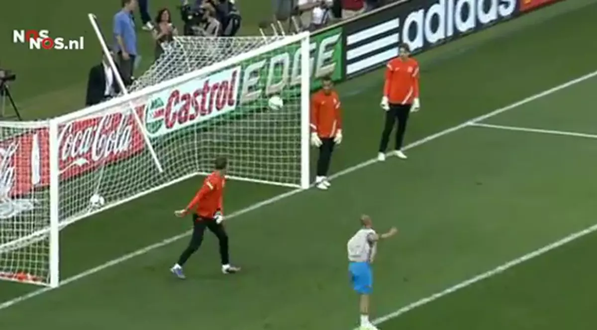 Păzea! Olandezul Sneijder a marcat UN GOL IMPOSIBIL, la antrenament | VIDEO