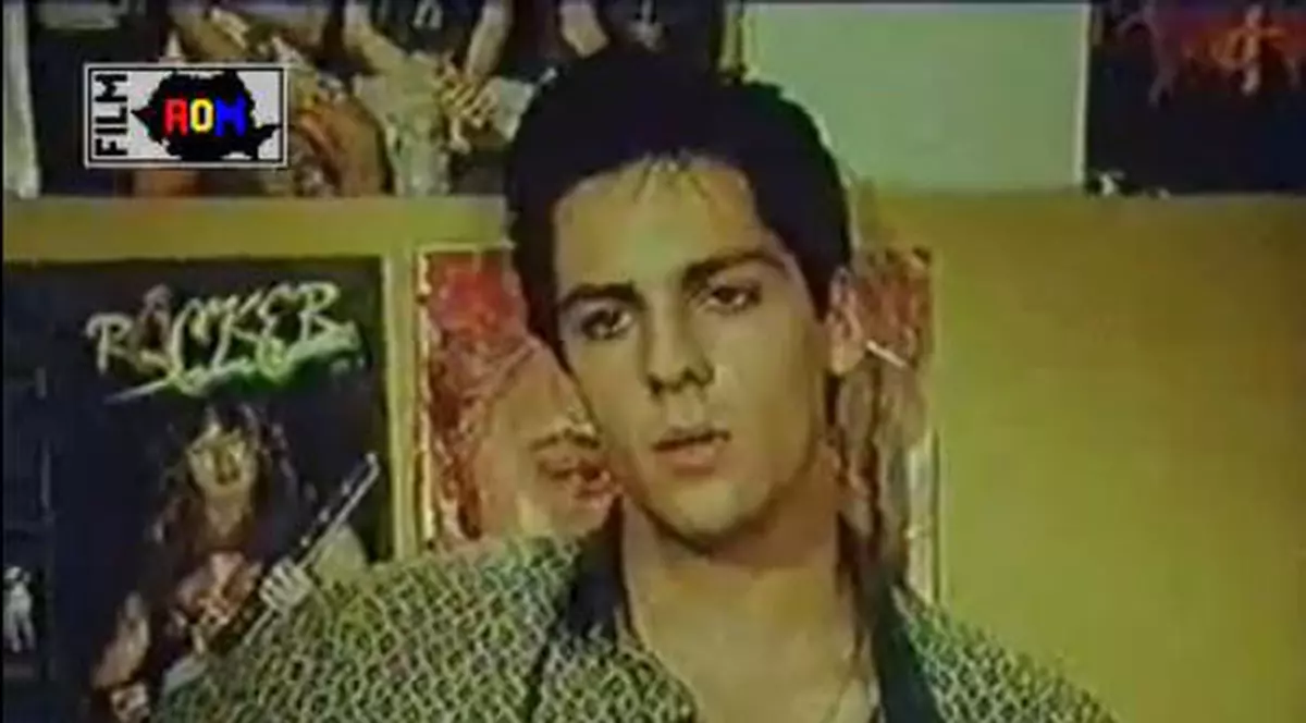 Blugi prespălați, adidași albi și freza pe spate! Ștefan Bănică arată la fel de tânăr ca în ”Liceenii”! Fotografia este incredibilă!