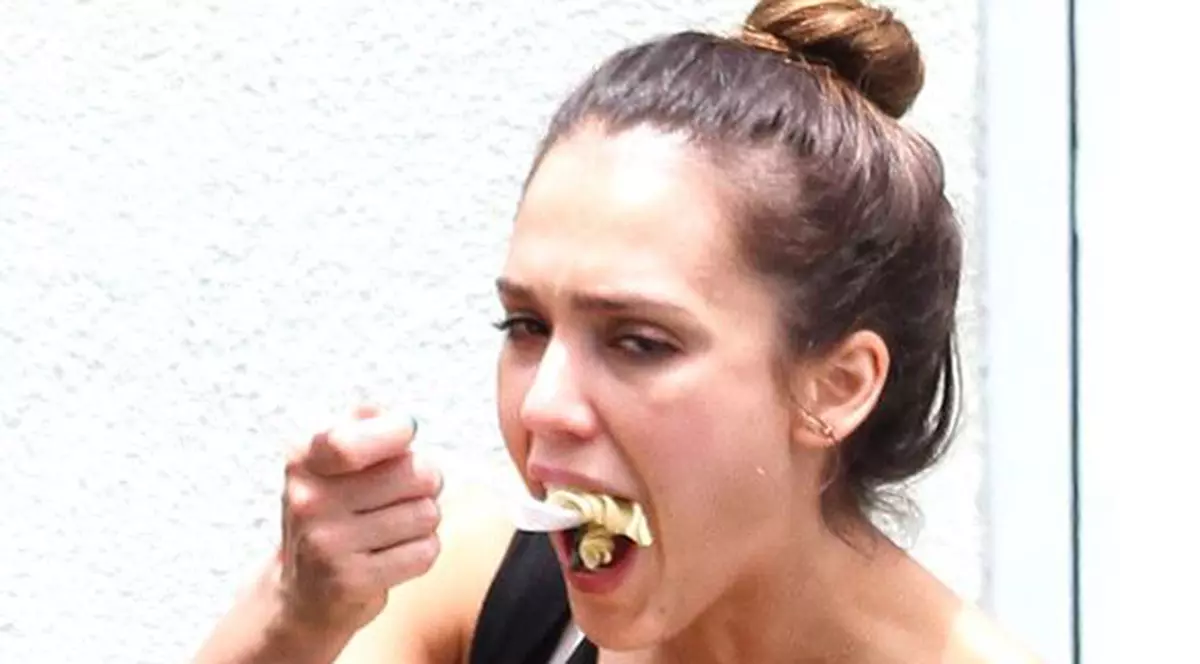 Gura maaaare, mănâncă Jessica Alba! | FOTO