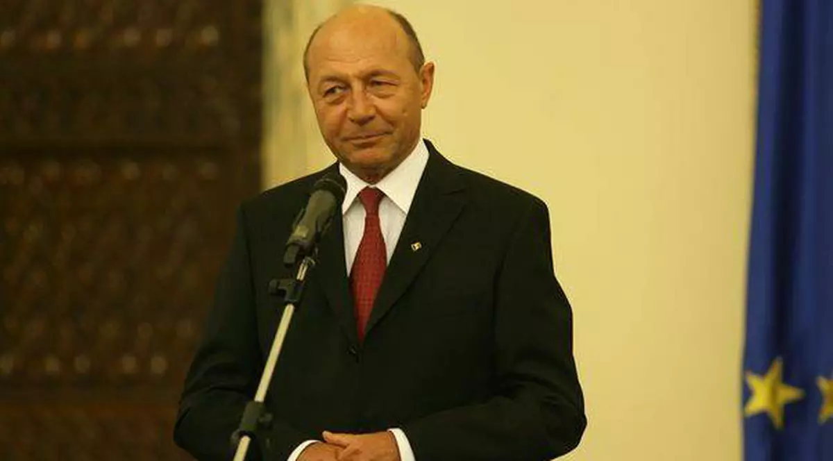 Băsescu: ”Românii vor să-şi aleagă preşedintele. Cât le place de el, îl pupă, pe urmă îl înjură”