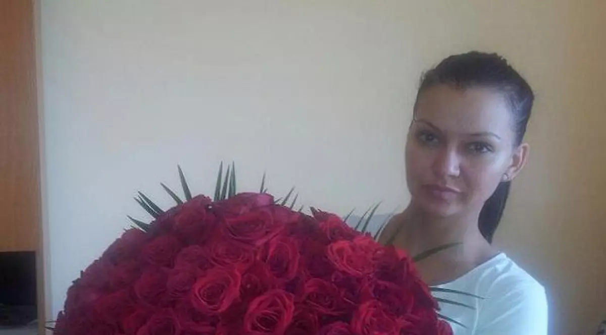 Fosta ”fată de la Pagina 5”, Raluca Boancă, are un admirator secret! E copleșită zilnic cu trandafiri, dar nu știe de la cine sunt!  