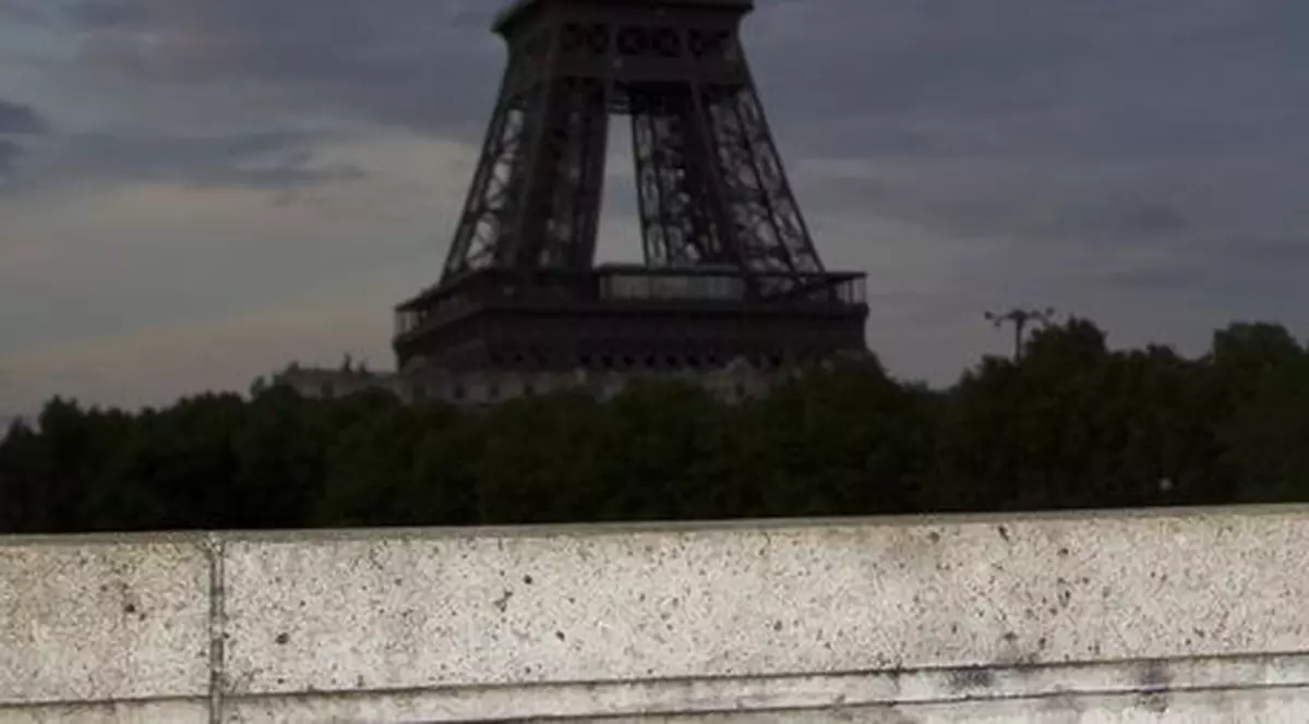 Un britanic s-a sinucis aruncându-se de pe Turnul Eiffel