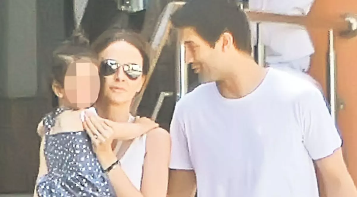 Adelina și Cristi Chivu și-au dus fiica, pe Anastasia, la spital, pentru un vaccin | FOTO