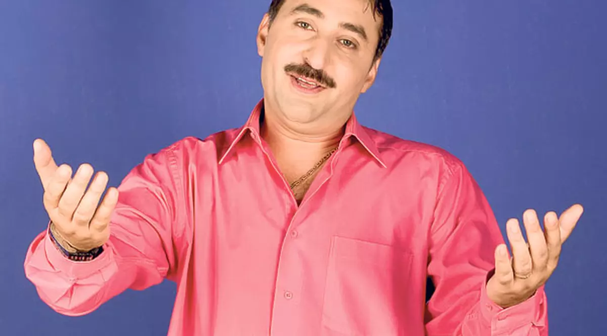 Vali Vijelie şi-a trimis fiul în Italia | Băiatul manelistului a plecat, după ce a ieşit din puşcărie, la mama lui