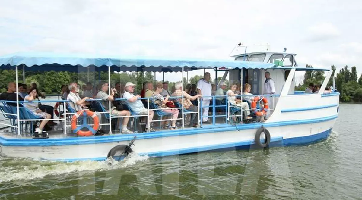 Plimbări gratis cu voporaşul pe Lacul Herăstrău, în week-end