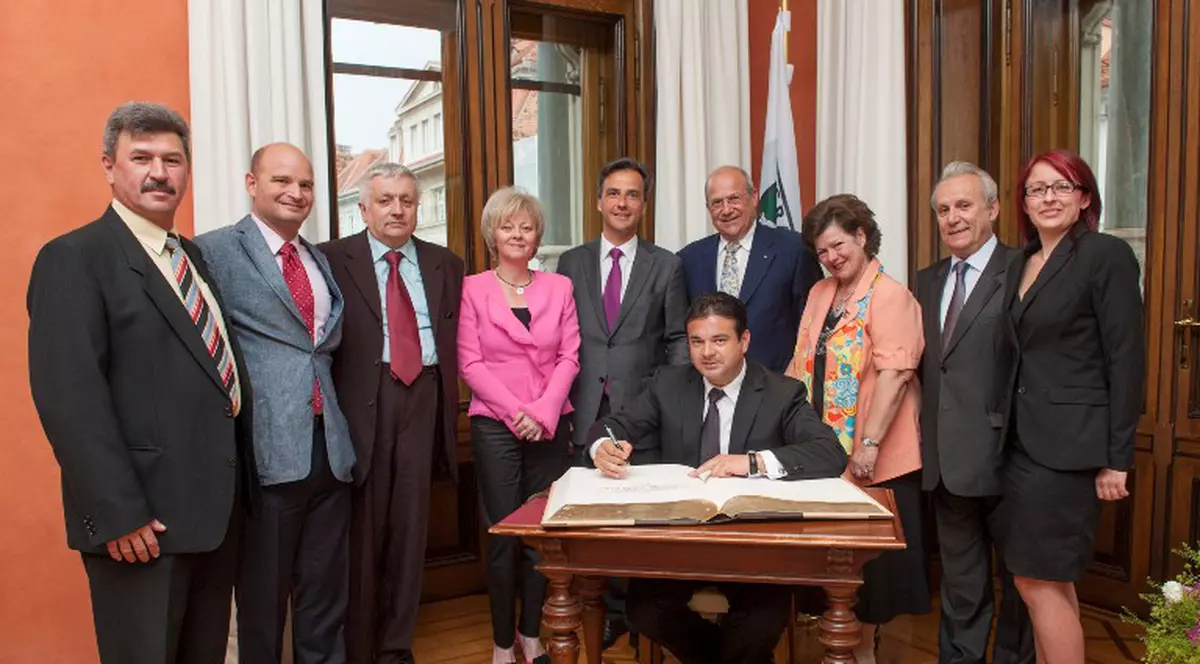 Deputatul William Brînză e  primul român care a semnat în Cartea de Aur a oraşului austriac Graz