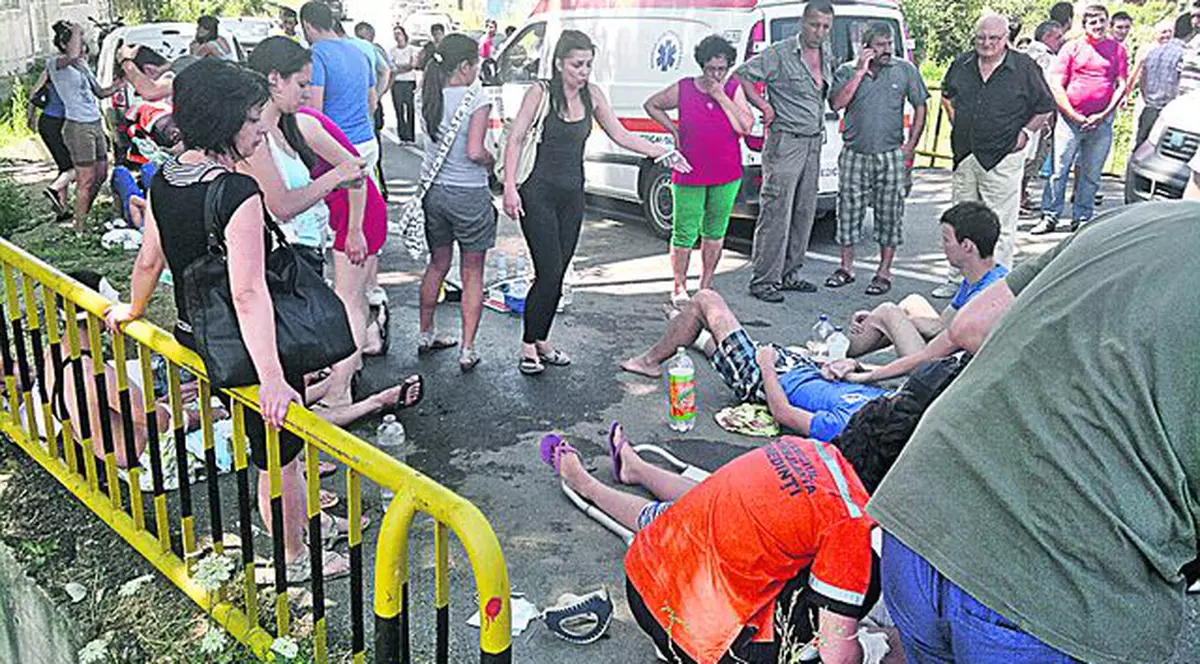 17 adolescenţi au ajuns la spital după ce s-au răsturnat cu autocarul în şanţ