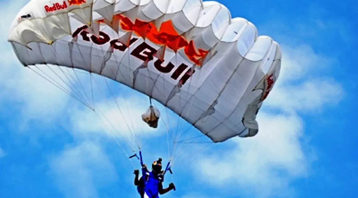 Uite cum au sărit cu paraşuta peste Bucureşti! | FOTO