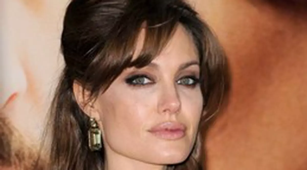 Angelina Jolie îşi vinde bijuteriile ediţie pentru a construi o şcoală în Afganistan! FOTO