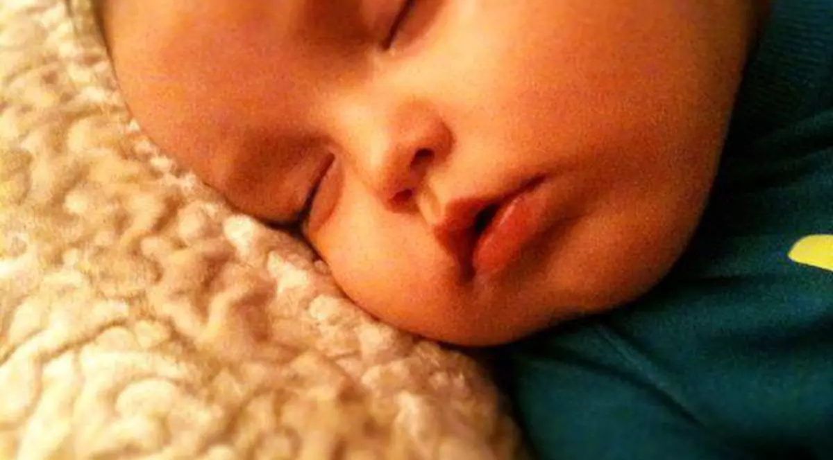 Acest "îngeraş" este fiul unei celebre cântăreţe de la noi! Vezi al cui e micuţul!