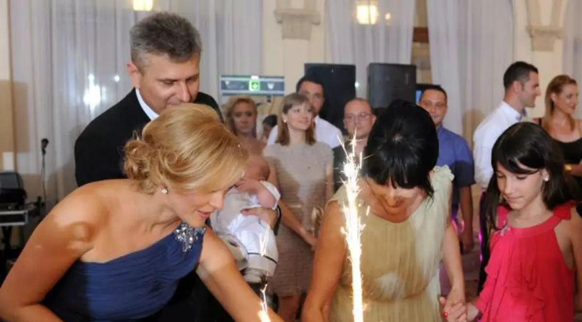 Iată ce tort a avut Gabi Firea la botezul fiului ei!Peste o săptămână, vedeta va tăia tortul la aniversarea ei!