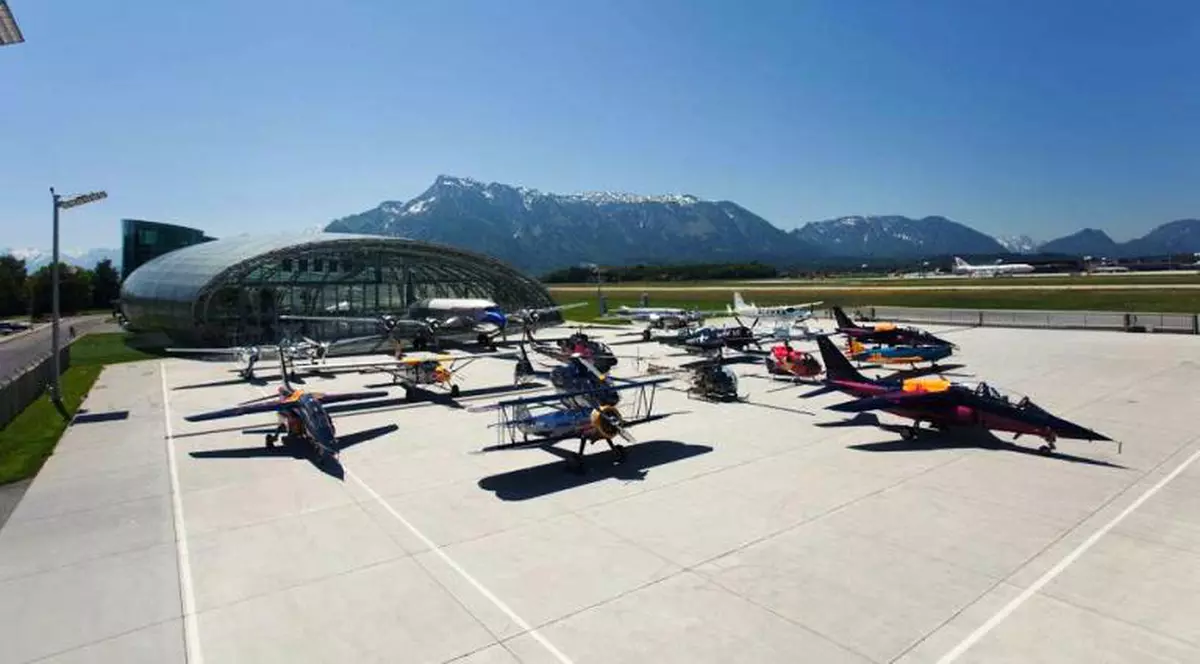 Aici ies la pensie cele mai frumoase avioane din lume! Hangar 7, din Austria, locul unde aeronavele vechi zboară ca în prima zi