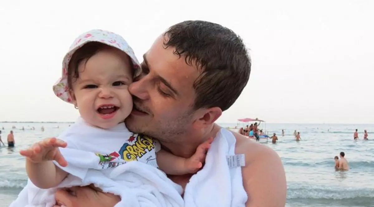 Dan Cruceru, un tată grijuliu! Iată cum s-a distrat cu familia lui la mare! FOTO