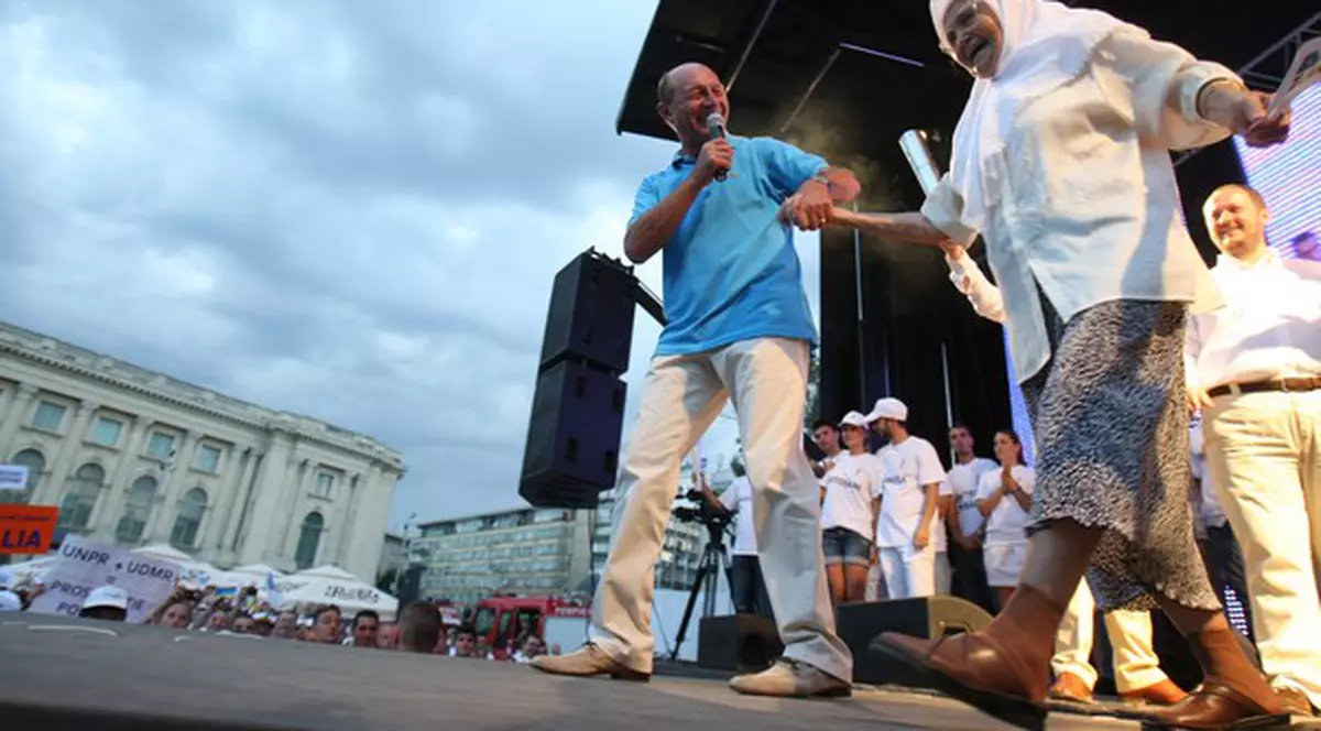 Băsescu a avut un INVITAT SUPRIZĂ la miting! Iat-o pe bătrâna care a fost aplaudată de mii de oameni! FOTO