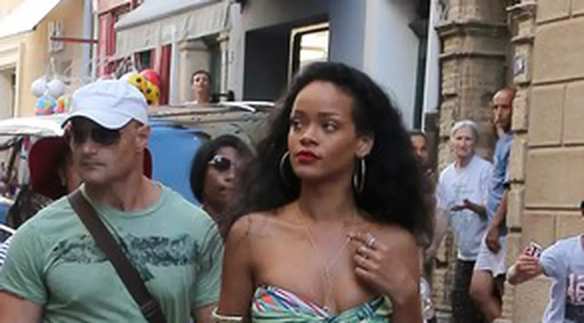 Ţinută de mare divă!  Uite-o pe Rihanna cu a defilat  DOAR ÎN SUTIEN pe străzile din St Tropez! FOTO