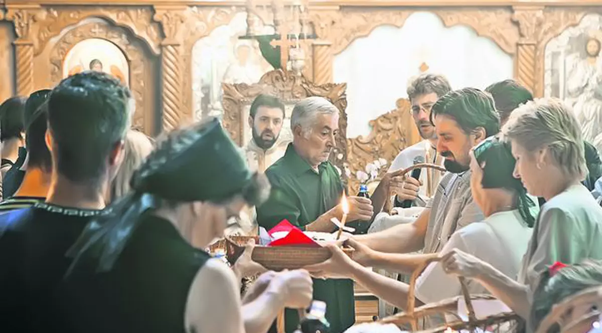 Se împlinesc doi ani de la moartea «Fetei cu părul de foc» /  Petru Mircea, în lacrimi la parastasul Mădălinei Manole