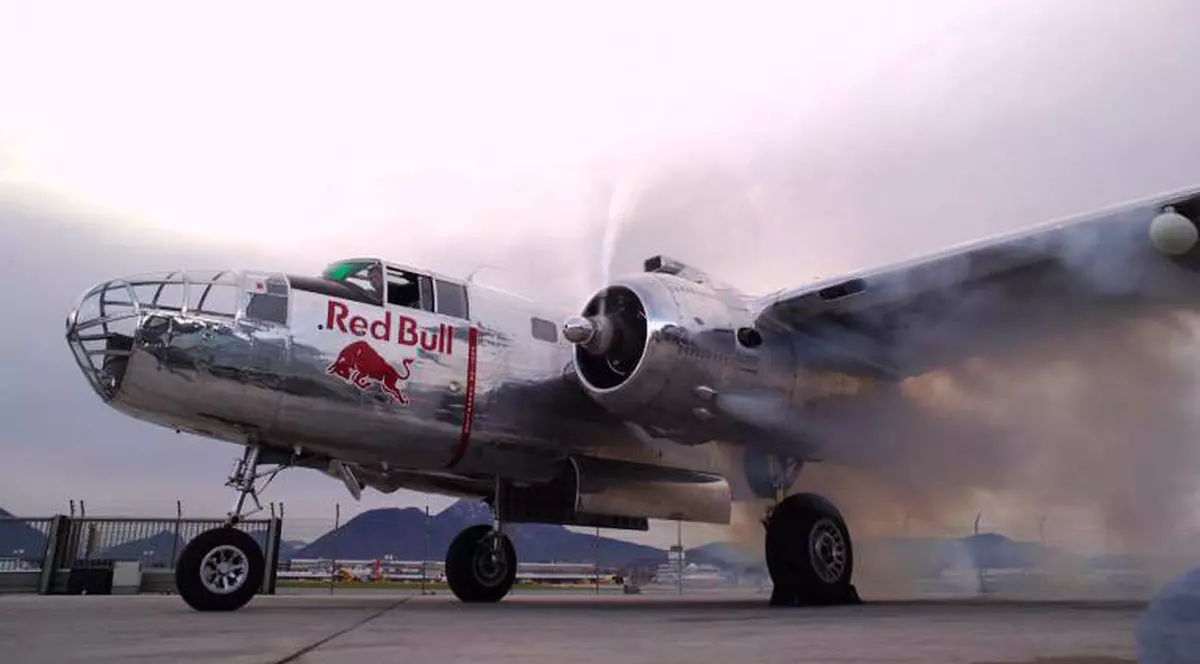 Să ne îngrijorăm? Un bombardier american din al doilea Război Mondial va reveni pe cerul Bucureştiului, la 67 de ani de la terminarea conflictului! | VIDEO