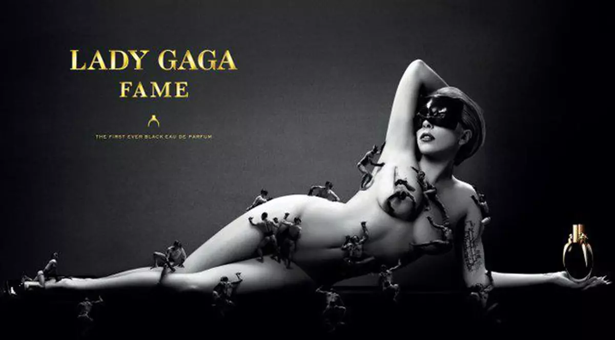 Cum îşi promovează Lady GaGa parfumul? Evident, goală...