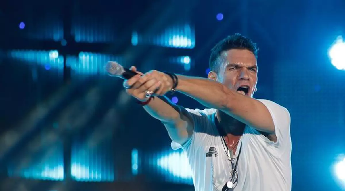 Tudor Chirilă poate să-şi folosească vocea. După 10 zile de muţenie totală a început din nou să cânte!