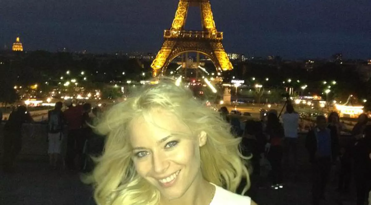 Chiar dacă este singură, Laura Cosoi nu ocoleşte destinaţiile romantice. A vizitat Parisul noaptea!