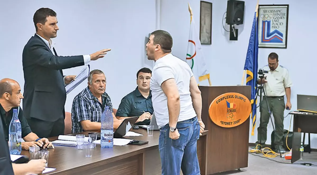 Bodyguardul lui Tanczos Barna, şeful Federaţiei de Hochei pe Gheaţă, cu mâna pe pistol!