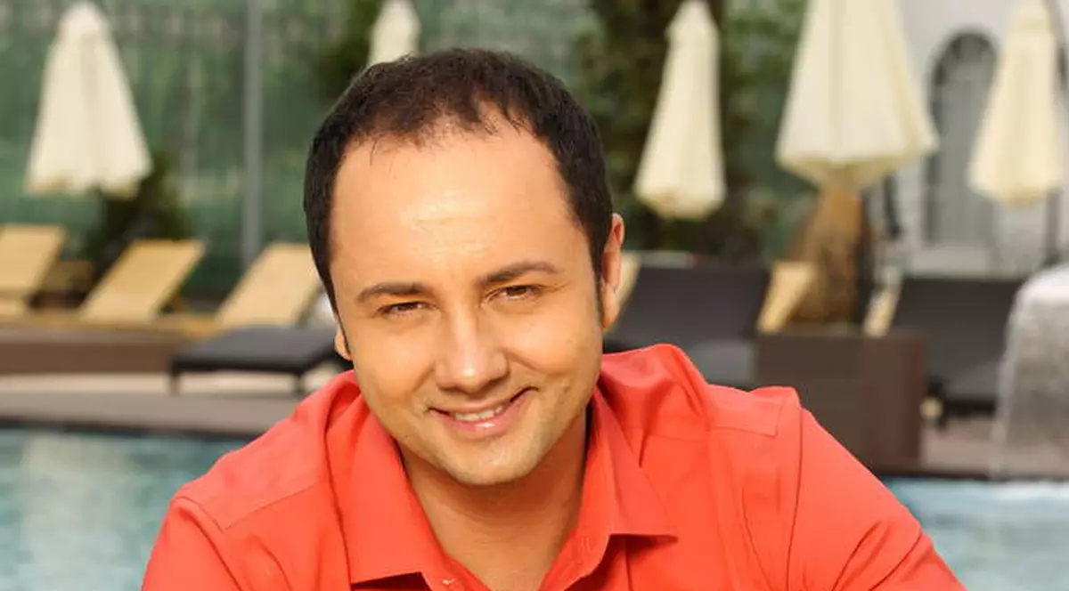 Măruţă, înjurat în propria emisiune! Iubitul Laurettei l-a făcut albie de porci!