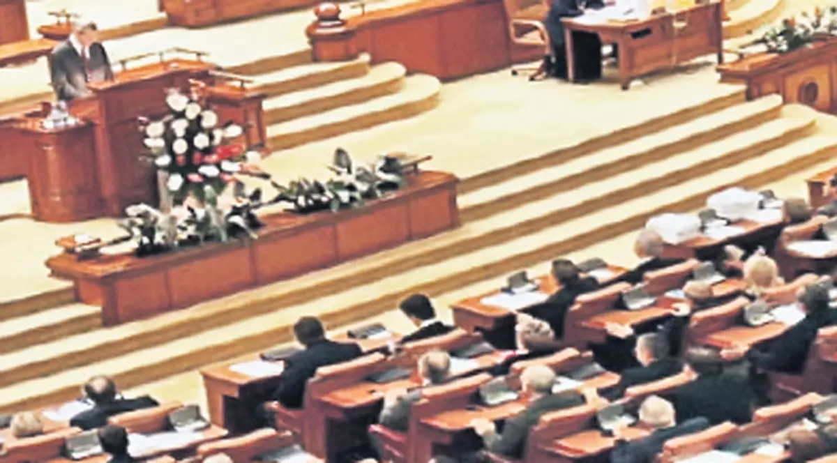 Cât de departe sunteţi de oameni! În timp ce aleşii se luptă pentru putere, românii se zbat cu grijile zilnice