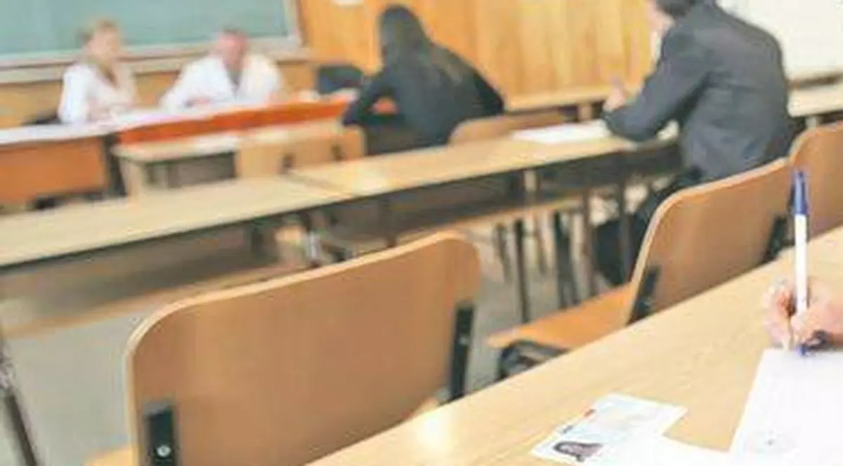 Ăsta da tupeu, frate! După ce l-au prins cum copia, a dat şcoala în judecată