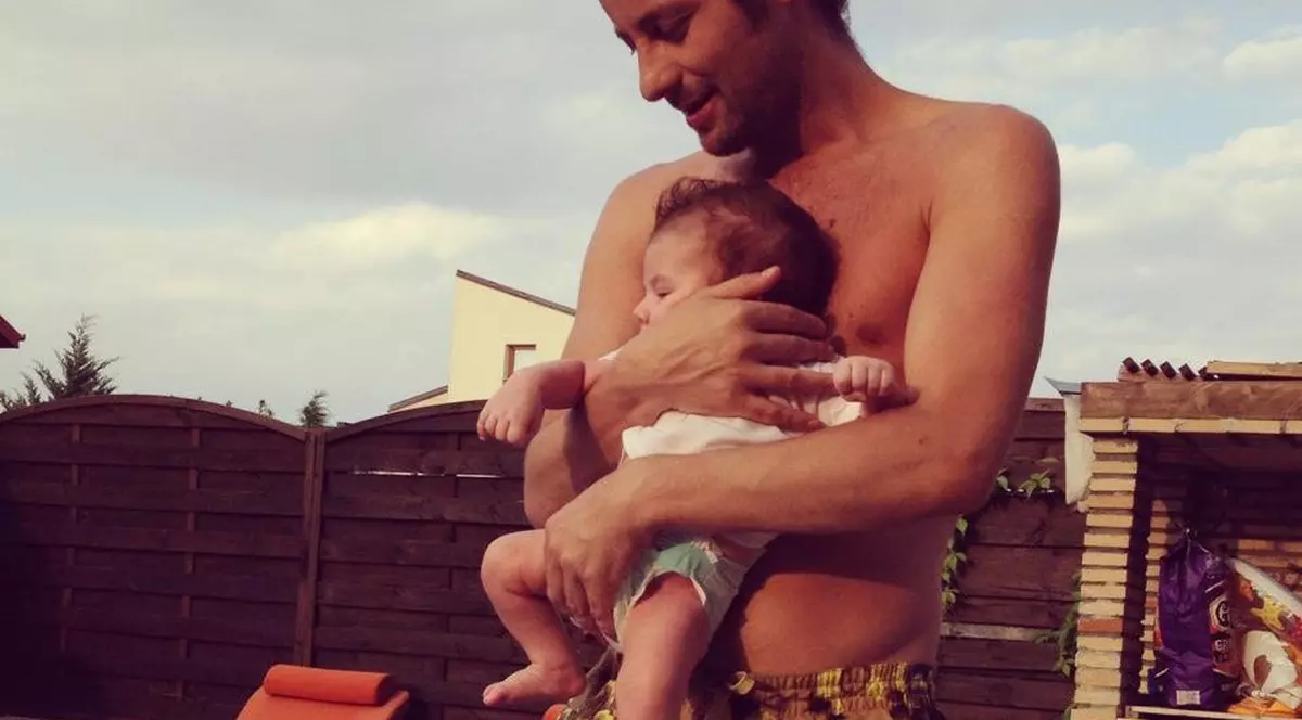 Adi Sînă de la Akcent, mândru de fiul lui! Iată cât de grijuliu este cu cel mic!