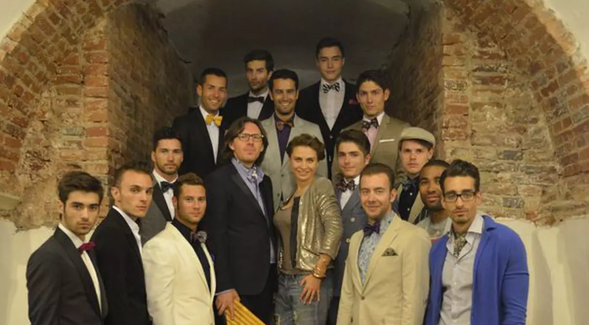 Noapte feerică la Sibiu cu modă masculină şi ritmuri electrizante. Show-ul "TRENDS by Adina Buzatu" a incendiat atmosfera din Piaţa Mică