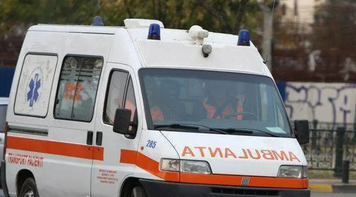Accident grav în Capitală: Un taximetrist a murit după ce a intrat cu maşina în copac