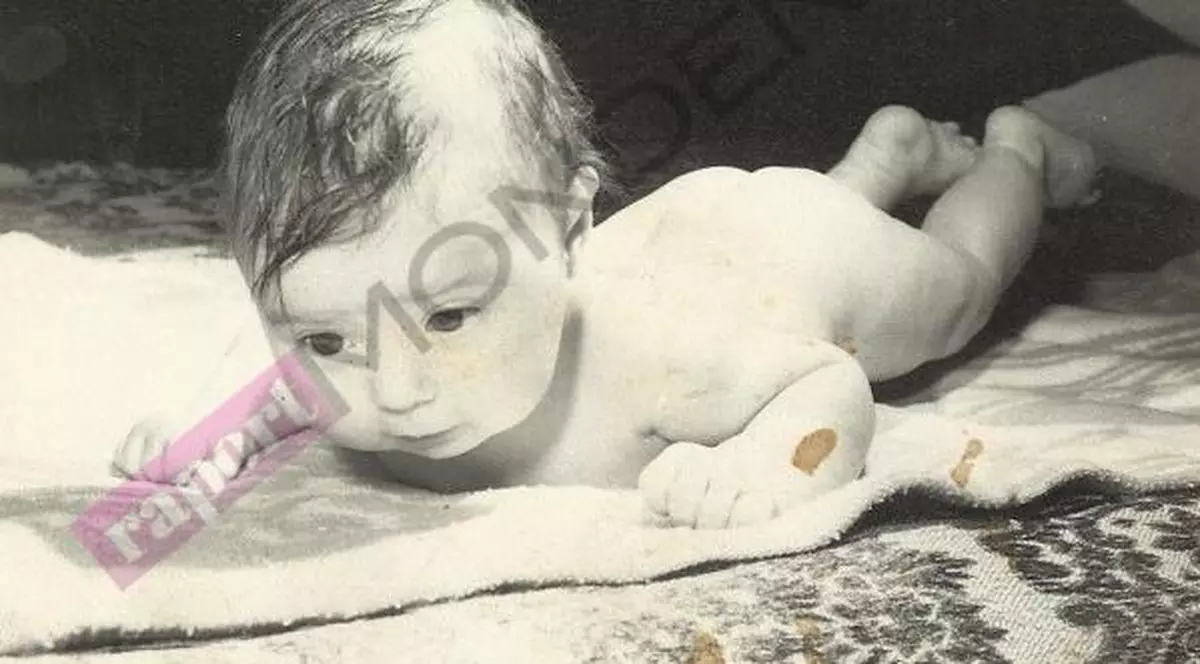 Bebelușul ăsta ADORABIL este un mare șef la un club sportiv din LIGA I! Ghicești cine ne arată poponeața? FOTO