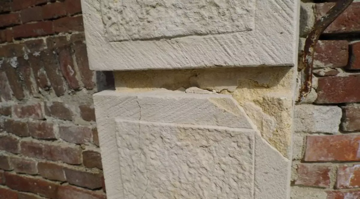 Poarta Cetăţii Alba s-a crăpat după o reabilitare de 500.000 de euro