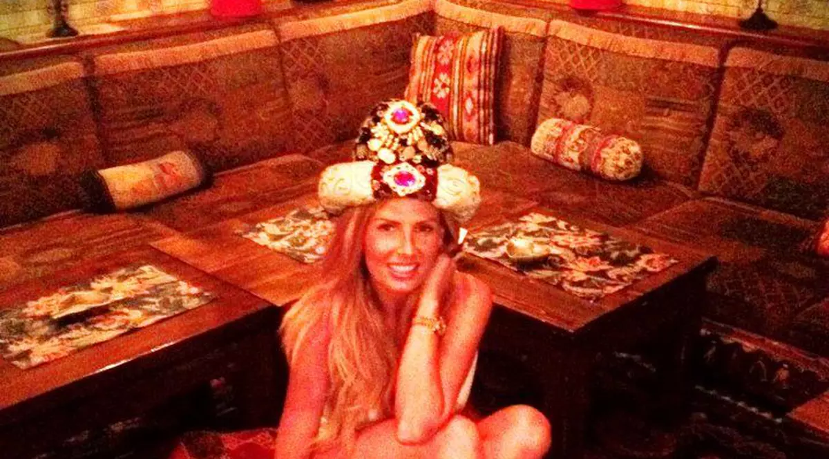 Andreea Bănică, aproape DEZBRĂCATĂ şi cu turban pe cap