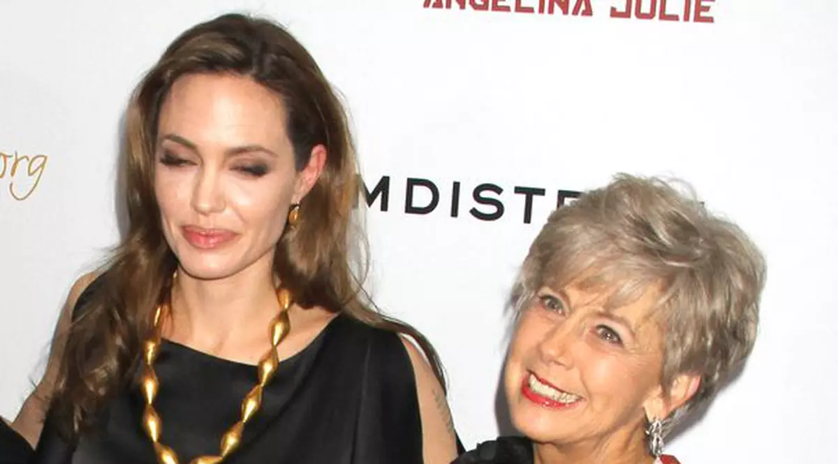 Angelina Jolie, la cuțite cu mama lui Brad Pitt! I-a călcat în picioare convingerile de-o viață
