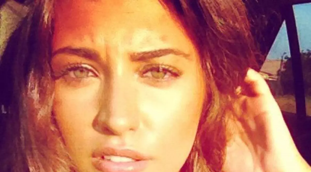 Fără pic de machiaj, dar cu soarele-n ochi. Mai crezi că Antonia e cea mai frumoasă din țară?