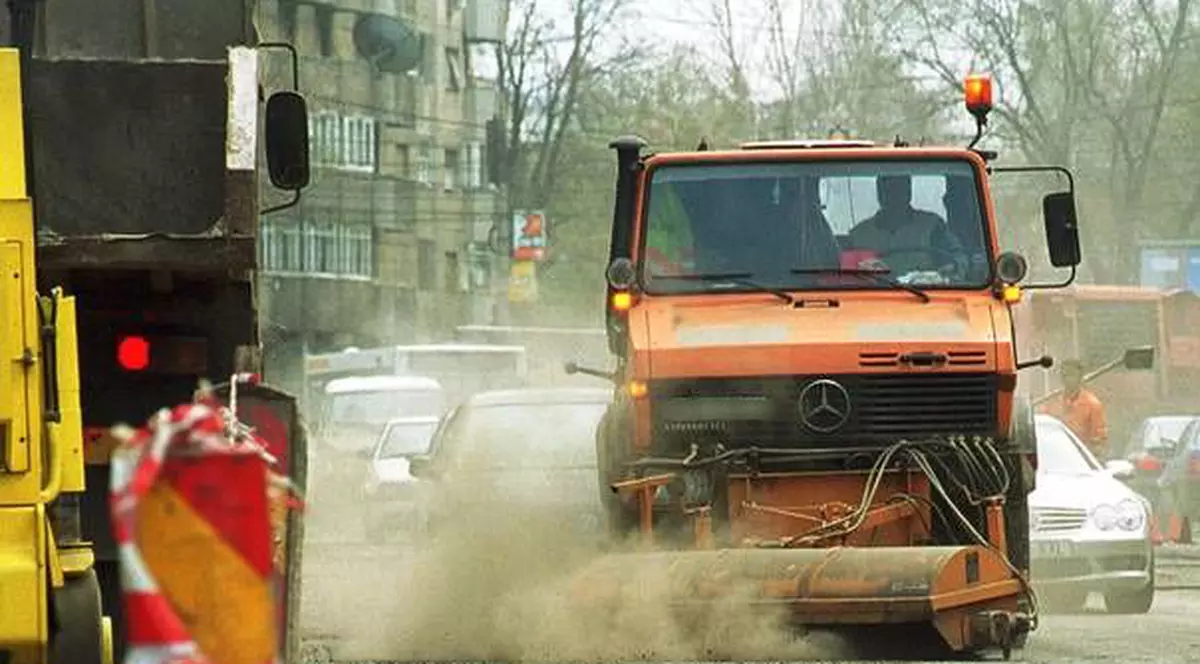 A furat într-o noapte 800 de metri de asfalt și l-a vândut cu 640 de euro