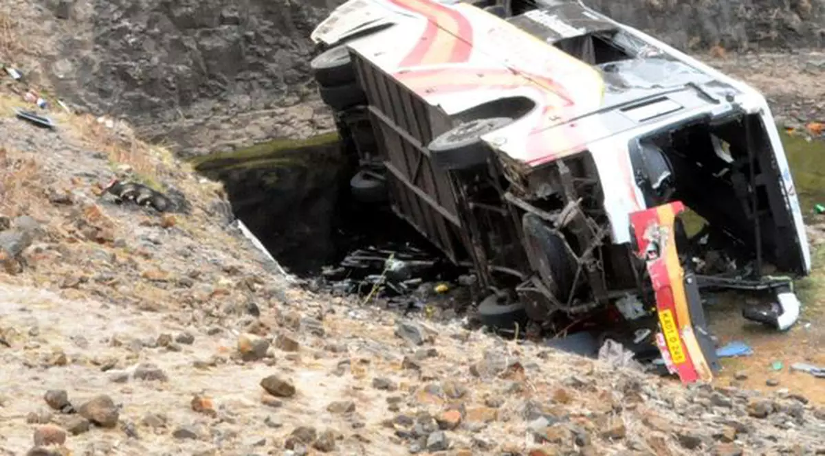 Un autocar cu 42 de oameni s-a răsturnat în apropiere de Vama Nădlac