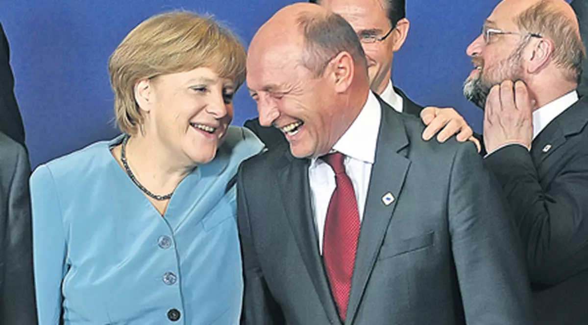 De ce sare Merkel în apărarea lui Băsescu?
