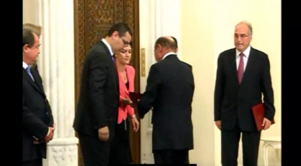 MOMENTUL CARE ARUNCĂ ÎN AER o ceremonie la Cotroceni: DOSARUL SECRET pe care l-a dat Băsescu lui Ponta şi microfonul acoperit să nu audă nimeni un cuvânt din ce-i spune