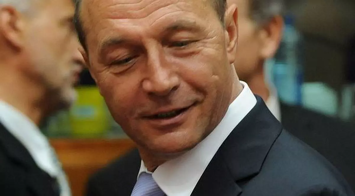 "BĂSESCU, NICI NU ŞTII CÂT DE BOC ÎNCEPI SĂ FII!" Proteste la sediul de campanie