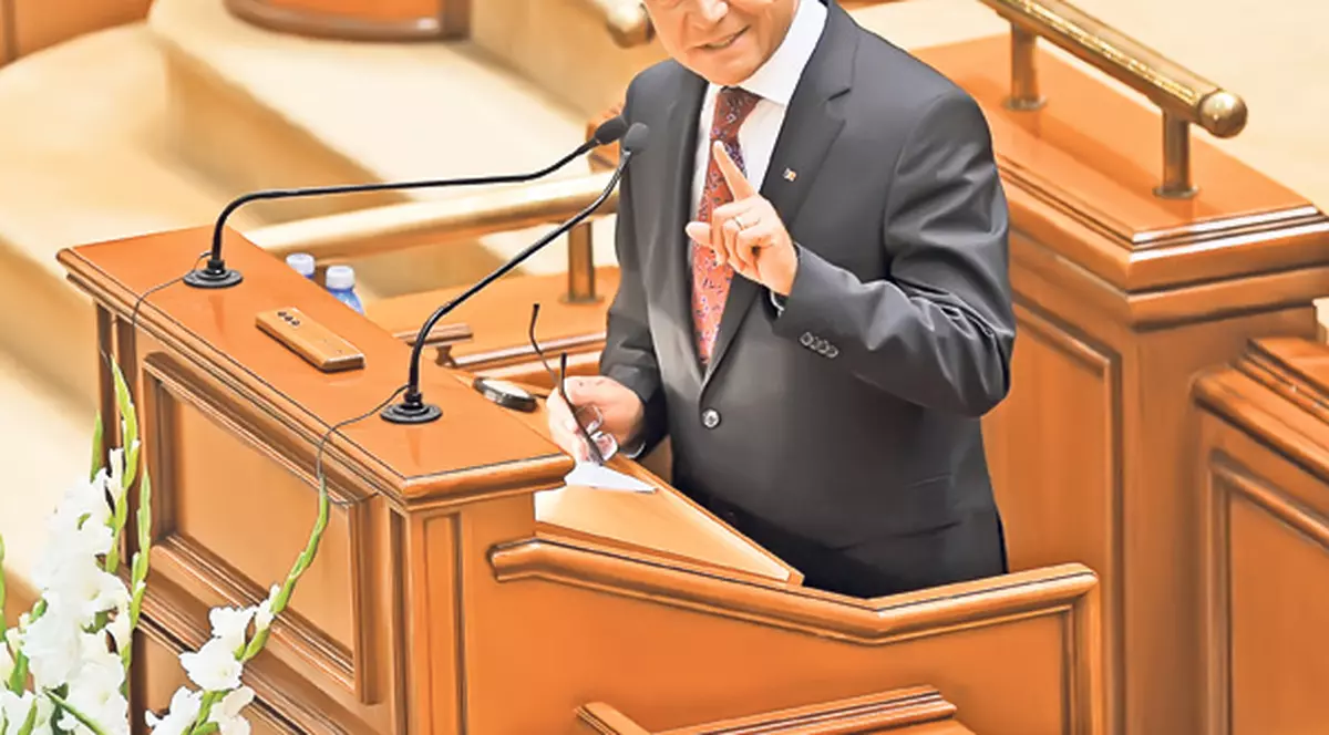 În noaptea de dinaintea votului din Parlament, Băsescu n-a dormit acasă, la nevastă