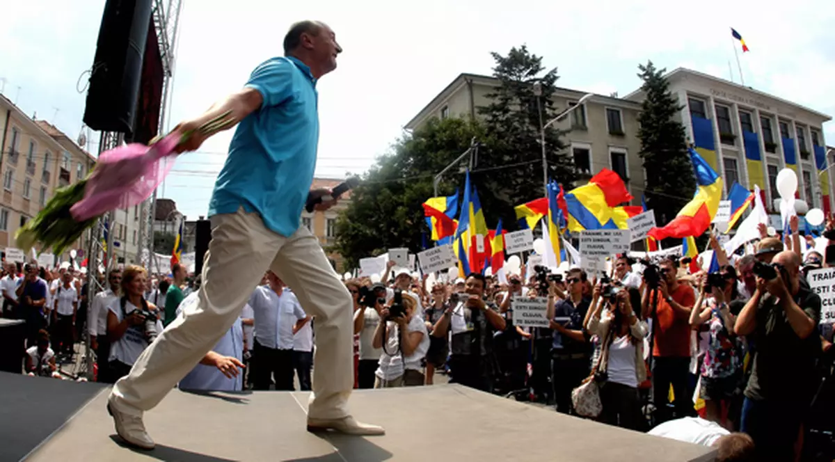 CÂT COSTĂ TRICOUL DE CAMPANIE al lui BĂSESCU. E produs de o firmă exclusivistă din Marea Britanie