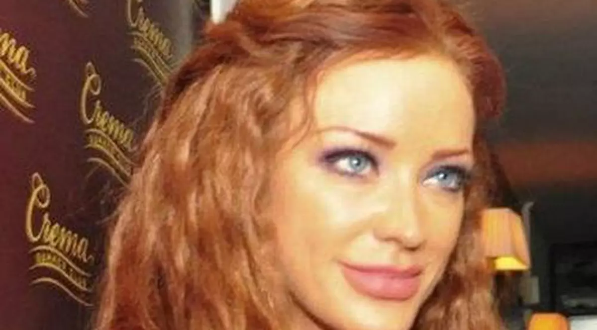 BIANCA DRĂGUŞANU e bine mersi după despărţirea de Cristea. ZÂMBEŞTE tot timpul, are un DECOLTEU ADÂNC şi FLIRTEAZĂ cu băieţii din public