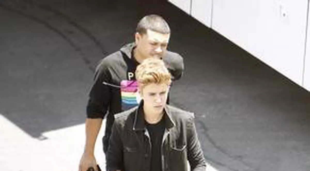 IDOLUL adolescentelor a primit o AMENDĂ de i-au mers fulgii! Vezi ce reguli a încălcat Justin Bieber în trafic!