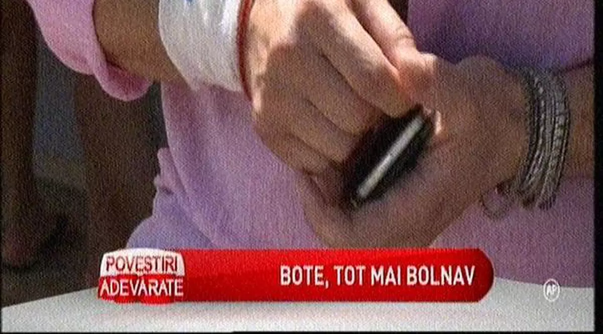 Cătălin Botezatu, cu branula în mână pe plajă