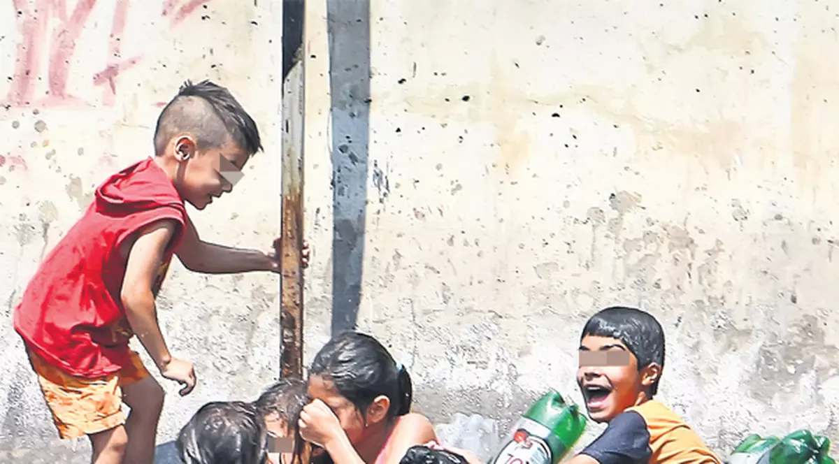 Înoată în Dâmboviţa cu PET-uri pe post de colac