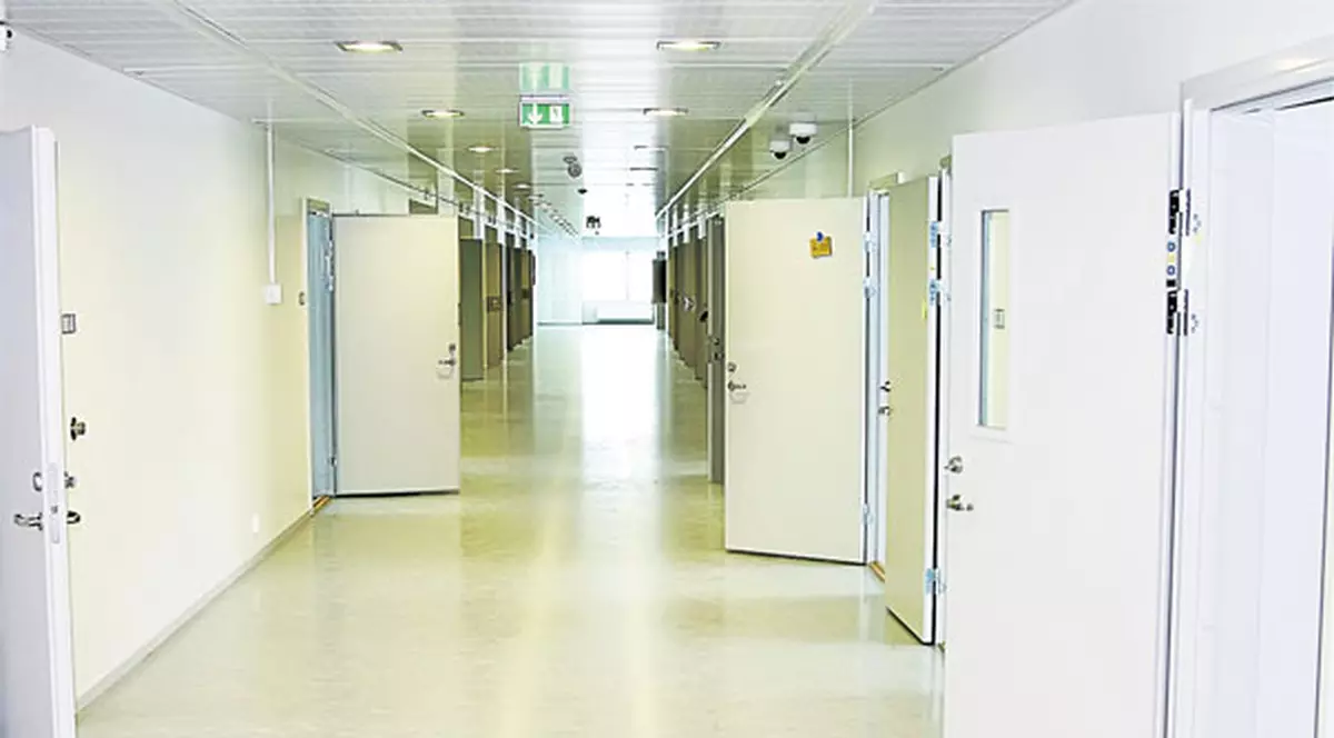 A ucis 77 de oameni, dar face puşcărie de lux! Familiile victimelor din atacurile din Norvegia, comise de Breivik în urmă cu exact un an, sunt furioase