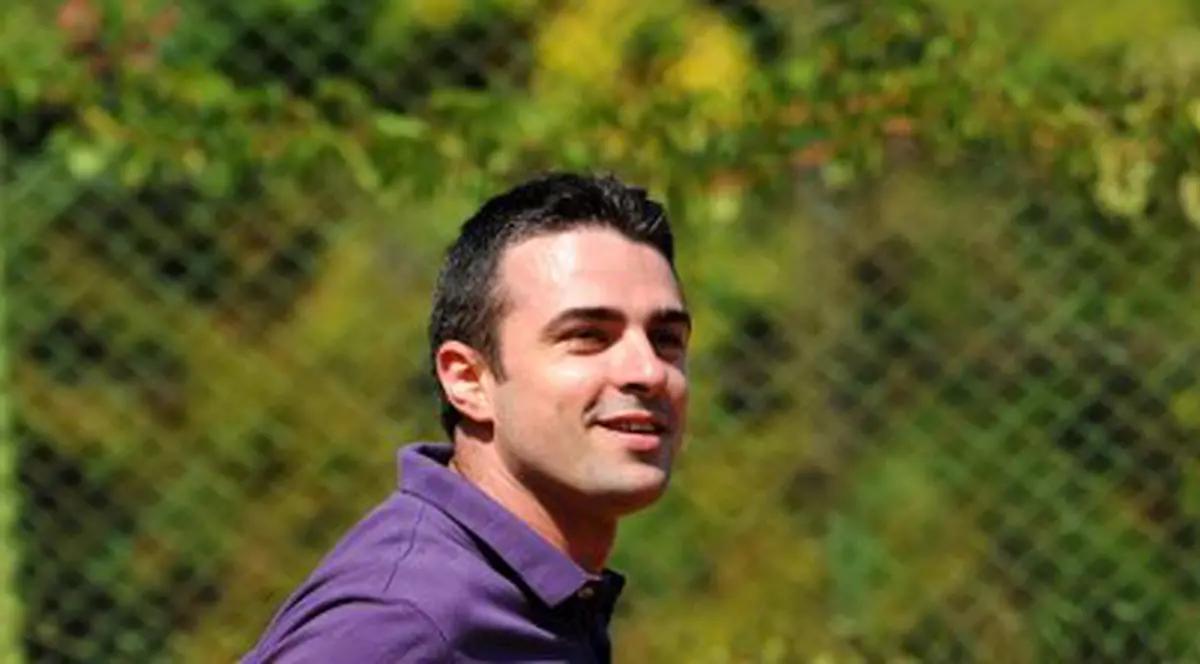 Cornel Ilie îşi menţine forma fizică prin sport. Stă şi câte 3 ore pe terenul de tenis!