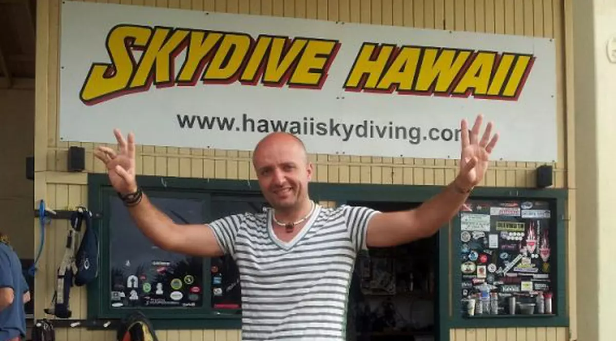 Costi Ioniţă face salturi cu paraşuta în Hawai 